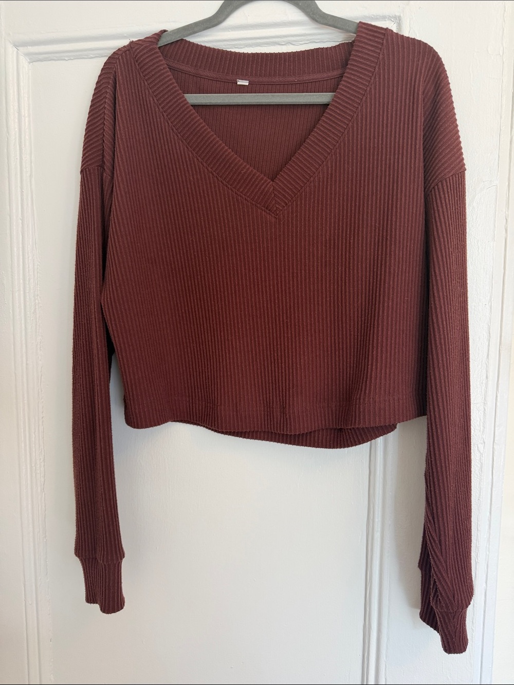 Alo Ribbed V-Neck Long Sleeve Crop Top - Burgundy